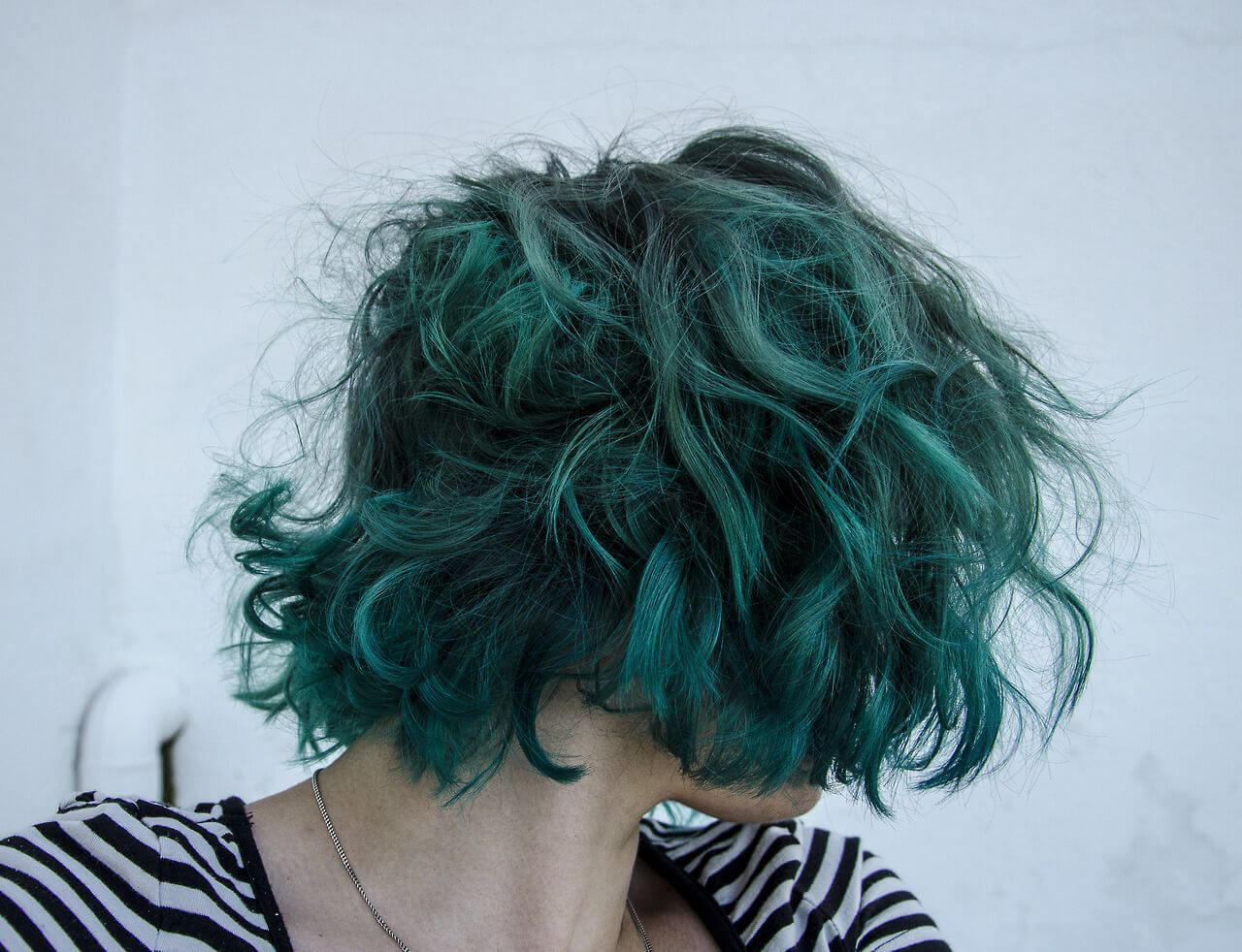 Màu tóc xanh rêu tone trung bình