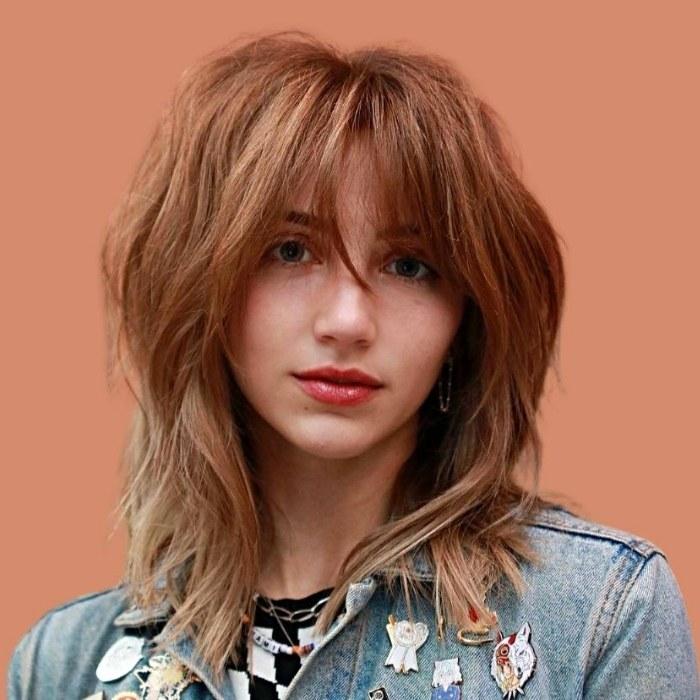 Tóc layer mái bay chia ngôi giữa ngắn