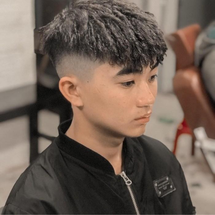 Tóc uốn con sâu undercut